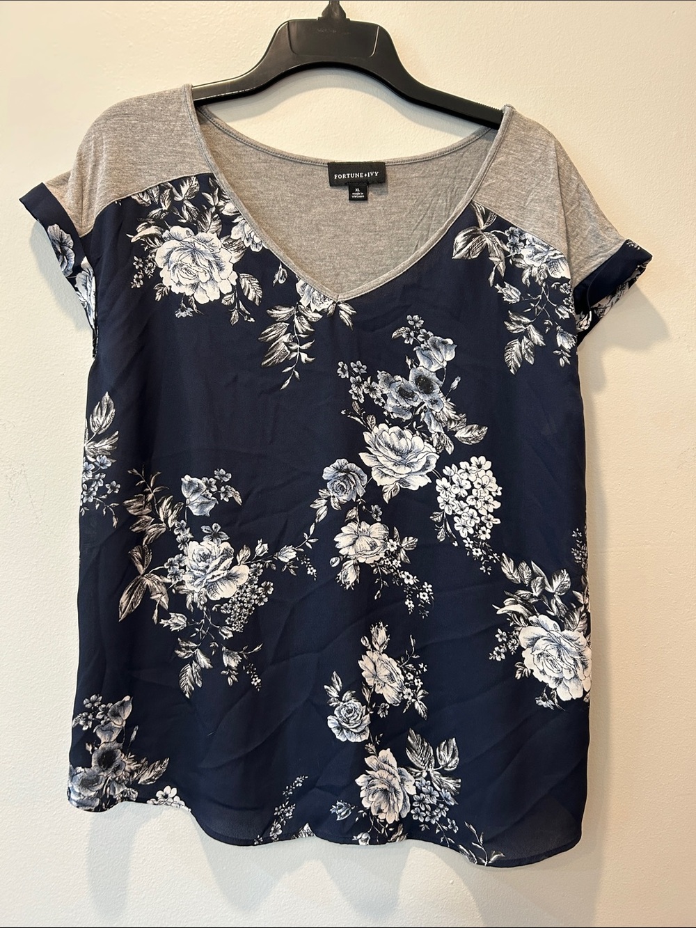 Fortune+Ivy Navy Floral V-Neck Short Sleeve Top with Gray Trim